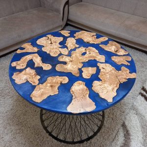 Yuvarlak zeytin ağacı parçalarından mavi epoksili ahşap masa Epoksili masa